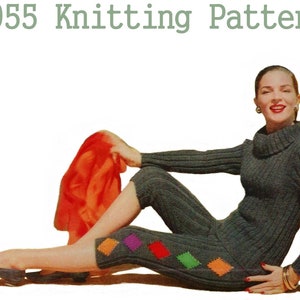 Può includere: Un modello di maglia del 1955 per un maglione grigio a collo alto con accenti a forma di diamante colorati su maniche e gambe.