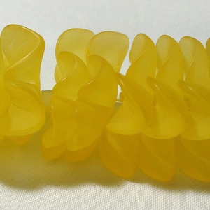 Vintage Yellow Lucite Flower Beads 21mm x 17mm Matte 2.5&quot; Strand Length Necklace Jewelry Making Beading