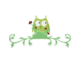 Op de afbeelding: Een groene uil met grote ogen zit op een groene struik met rode bloemen. De uil wordt omringd door groene wijnstokken met krullende ranken.