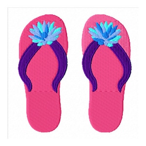 Op de afbeelding: Een paar roze slippers met paarse bandjes en blauwe bloemenversieringen.
