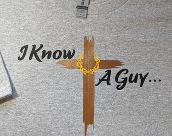 Camiseta cristiana divertida: Conozco a un chico, regalo religioso