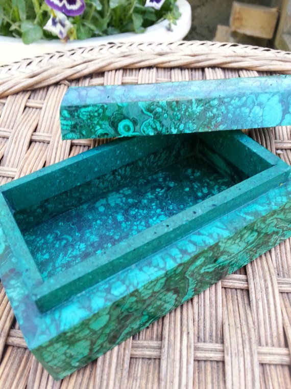 Malachite Crystal Box/ Green Malachite/ Jewelry box/ Stash Box/ Heart Chakra/ Unique Gift/ Green/ Crystal/ Handmade/ Green Crystals