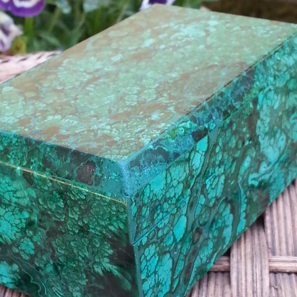 Caja de cristal de malaquita / Malaquita verde / Caja de joyería / Caja de almacenamiento / Chakra del corazón / Regalo único / Verde / Cristal / Hecho a mano / Cristales verdes