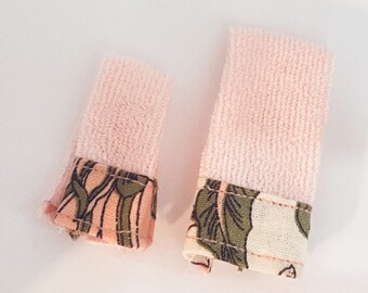 1:12 Dollhouse Miniature Towel Set. 2 pc Dollhouse Decorating Accessories. Miniature Bathroom Linens, Pink and Floral Miniatures