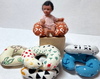 1:12 miniatuur voedingskussen 'poppy', poppenhuisdecoratie babykamer