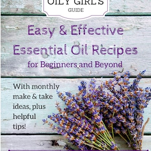 Könnte beinhalten: Ein lila-weißes Schild mit dem Text "The Oily Girl's Guide" auf einem hellblauen Holzgrund. Der Text "Easy & Effective Essential Oil Recipes for Beginners and Beyond" befindet sich unter dem Schild. Ein Strauß Lavendelblüten befindet sich in der rechten unteren Ecke des Bildes. Der Text "www.TheOilyGirlsGuide.com" befindet sich unter den Blumen.