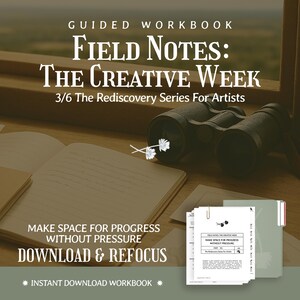 Könnte beinhalten: Ein offenes Notizbuch, ein Fernglas und bedruckte Arbeitsbuchseiten sind auf einer Holzoberfläche angeordnet. Der Text auf dem Cover lautet "Field Notes: The Creative Week" und "Make Space for Progress Without Pressure". Ein digitaler Download-Workbook.