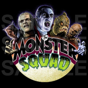 Könnte beinhalten: Ein schwarzes und grünes Grafikdesign mit dem Text "The Monster Squad" in einem Kreis mit einem Vollmond dahinter. Der Text ist in fetter, weißer Schrift. Der Kreis ist von fünf Monsterfiguren umgeben: einem Werwolf, Frankensteins Monster, Dracula, einer Kreatur aus der schwarzen Lagune und einer Mumie.