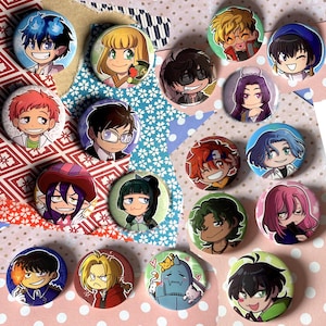 Puede incluir: Colección de pines de botón de personajes de estilo anime. Cada pin presenta un personaje diferente con peinados y expresiones únicas. Los pines son redondos y varían en tamaño, con colores vibrantes y obras de arte detalladas.