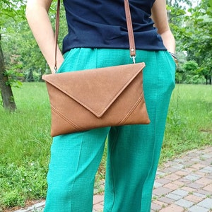 Сross Body Bag, Mutter Geschenk, kleine Crossbody Tasche für Frauen, Vegan Leder Cross Body Geldbörse, Clutch mit Crossbody Strap, Ledertasche, Braune Handtasche