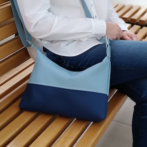 Bolsa transversal de couro vegano bicolor: azul-celeste e azul-marinho