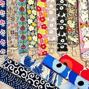 Chic Floral Fabric Keychain Wristlet: Handmade Key Fob Lanyard