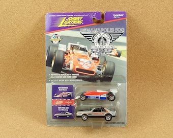 Spelende bidsprinkhaan Johnny Lightning - Indianapolis 500 Champions Collection - Winnaar 1979 Rick Mears & 1979 Pace Car Ford Mustang - Nooit geopend