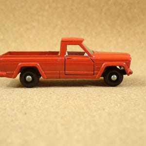 マッチボックス No. 71 (71B2) ジープ グラディエーター - 1960年代 レッド マッチボックス レスニーシリーズ ダイキャストトラック - ヴィンテージ コレクターズトイ
