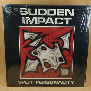 Może przedstawiać: Album winylowy zatytułowany "Sudden Impact" z białymi literami. Okładka albumu przedstawia abstrakcyjny czerwono-biały wzór na czarnym tle. Tytuł albumu "Split Personality" znajduje się na dole.