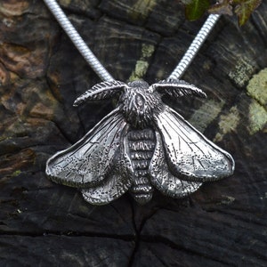 Collana con falena - Ciondolo con falena con cintura - Ciondolo con insetto - Gioielli ispirati alla natura e alla fauna selvatica fatti a mano da Emma Keating