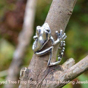 Ring i sterlingsilver med rödögd trädgroda – Handgjorda smycken i vilda djur