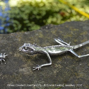 Enfeite de lagarto - Estatueta de lagarto de crista verde com mosca doméstica - Presente de lagarto prateado - Joias inspiradas na natureza por Emma Keating