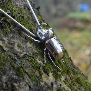 Collar de escarabajo - Colgante de escarabajo rinoceronte europeo - Escarabajo de plata de ley de tamaño natural - Joyería de vida silvestre inspirada en la naturaleza de Emma Keating