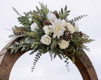 Winterliche Hochzeitsbogen-Girlande, weiße Blumendekoration für die Zeremonie, künstliches Grün für den Hochzeitsbogen, Hochzeitshintergrund aus Tannenzapfen, rustikale Winterhochzeit