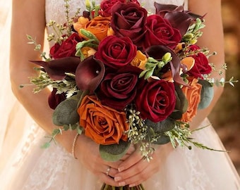 Herbstlicher Brautstrauß, Brautstrauß in Burgunderrot und Terrakotta, Rosenstrauß in gebranntem Orange, Herbstliche Hochzeitsblumen mit pflaumenfarbenen Calla-Lilien