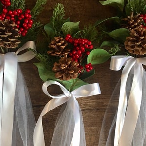 Hochzeit Kirchenschmuck, Winterhochzeit, Kirchenschmuck, rote Beeren, Kirchenschmuck.