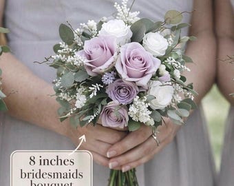 Könnte beinhalten: Ein Brautjungfernstrauß mit Lavendel- und weißen Rosen, akzentuiert mit Grün und kleinen weißen Blüten. Der Strauß hat einen Durchmesser von etwa 20 cm. Der Text im Bild lautet "8 inches bridesmaids bouquet".