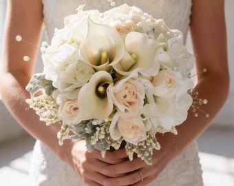 Könnte beinhalten: Ein Brautstrauß mit weißen Calla-Lilien, Rosen und Hortensien. Das Arrangement umfasst Akzente aus hellgrünem Laub und zarten perlenartigen Verzierungen. Die Blumen werden mit einer grünen Stielwicklung zusammengehalten.