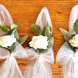 Elegante witte roos bankstrikken, decor bruiloft gangpad, tule bankdecoratie, kerk bruiloft decoraties, stoelstrikken voor ceremonie