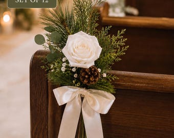 Könnte beinhalten: Ein Blumenarrangement mit einer weißen Rose, grünen Kiefernnadeln, Zedernzweigen, Eukalyptusblättern, Schleierkraut und einem braunen Kiefernzapfen, gebunden mit einem cremefarbenen Satinband. Text: SET OF 6, SET OF 10, SET OF 12.