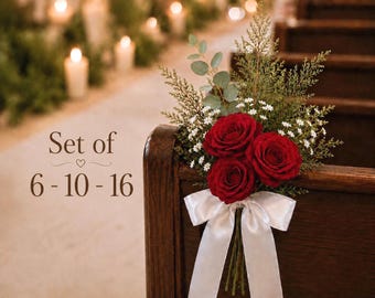 Könnte beinhalten: Ein Blumenarrangement mit drei tiefroten Rosen, kleinen weißen Füllblumen und grünem Blattwerk, gebunden mit einem weißen Satinband. Der Text "Set of 6 - 10 - 16" steht links neben dem Blumenstrauß, der an einer Kirchenbank befestigt ist.