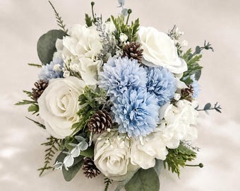 Brautstrauß in Staubblau, Winterbrautstrauß, Strauß aus weißen Rosen, Hochzeitsblumen aus Tannenzapfen, Brautjungfernstrauß