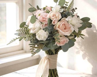 Könnte beinhalten: Ein Brautstrauß mit rosafarbenen und weißen Rosen, akzentuiert mit grünem Eukalyptus und Farn. Die Stiele sind mit einem beigen Jutegarn umwickelt, was ein rustikales und elegantes Blumenarrangement ergibt.