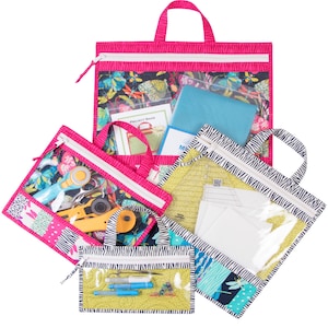 Puede incluir: Conjunto de cinco bolsas transparentes con cremallera con tejido estampado en rosa, negro, blanco y azul. Las bolsas tienen paneles de vinilo transparentes y est&aacute;n dise&ntilde;adas para organizar y guardar art&iacute;culos de artesan&iacute;a.
