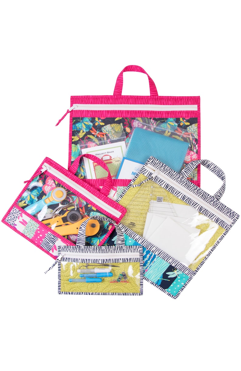 Puede incluir: Conjunto de cinco bolsas transparentes con cremallera con tejido estampado en rosa, negro, blanco y azul. Las bolsas tienen paneles de vinilo transparentes y est&aacute;n dise&ntilde;adas para organizar y guardar art&iacute;culos de artesan&iacute;a.