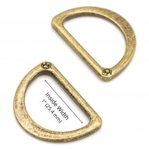 Puede incluir: Dos anillos en D de metal de color dorado antiguo. El anillo m&aacute;s grande tiene un ancho interior de 1 pulgada (2,54 cm).