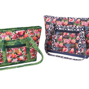 Puede incluir: Dos bolsos de mano de tela con estampado floral y ribetes verdes y azules. El bolso de la izquierda tiene un ribete verde y el bolso de la derecha tiene un ribete azul.