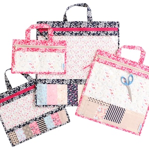 Puede incluir: Cuatro bolsas con cremallera acolchadas en varios tama&ntilde;os con patrones florales y detalles de patchwork. La bolsa m&aacute;s grande tiene una cremallera rosa y un par de tijeras en el interior.