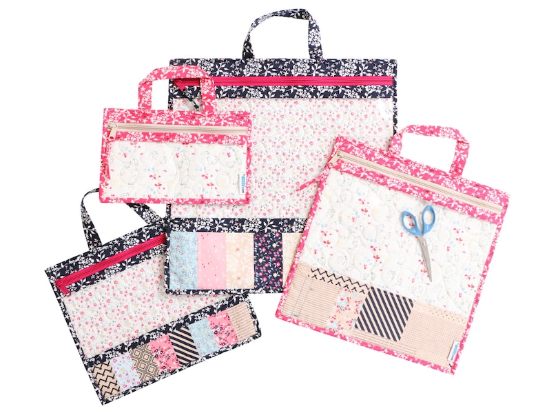 Puede incluir: Cuatro bolsas con cremallera acolchadas en varios tama&ntilde;os con patrones florales y detalles de patchwork. La bolsa m&aacute;s grande tiene una cremallera rosa y un par de tijeras en el interior.