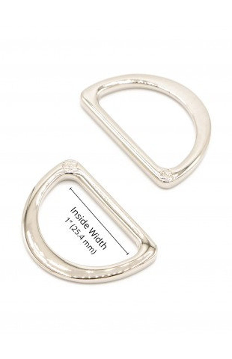 Puede incluir: Dos anillos en D de metal plateados. El anillo m&aacute;s grande tiene un ancho interior de 2,54 cm (1 pulgada).