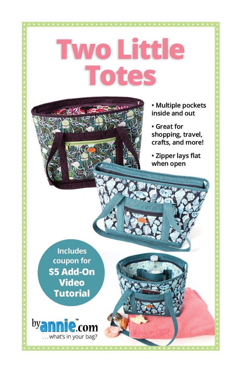 Puede incluir: Dos bolsas de mano de color azul verdoso y morado con cierres de cremallera y m&uacute;ltiples bolsillos. Las bolsas est&aacute;n hechas de tela con un estampado de vida marina. El texto "Two Little Totes" est&aacute; en la parte superior de la imagen. El texto "Includes coupon for $5 Add-On Video Tutorial" est&aacute; en un c&iacute;rculo en la parte inferior de la imagen. El texto "byannie.com ...what's in your bag?" est&aacute; en la parte inferior de la imagen.