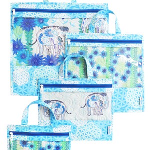 Puede incluir: Conjunto de cinco bolsas azules con cremallera con estampado floral y de elefantes. Las bolsas son de diferentes tama&ntilde;os y tienen ventanas de pl&aacute;stico transparente.