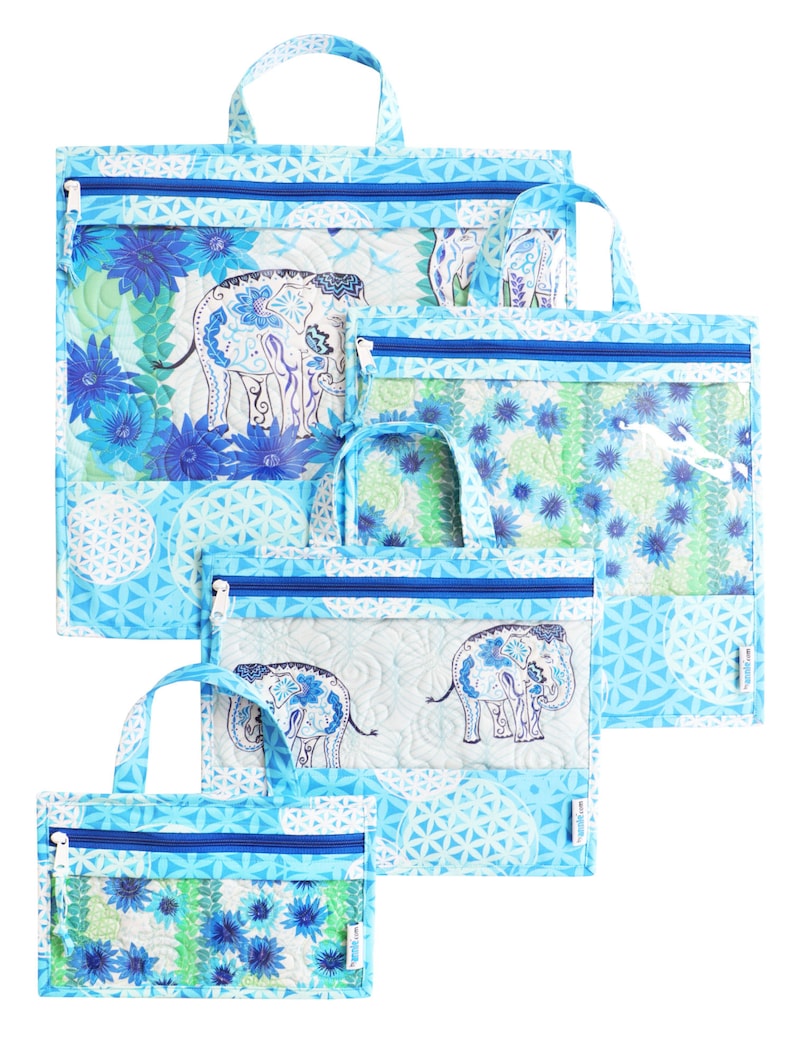Puede incluir: Conjunto de cinco bolsas azules con cremallera con estampado floral y de elefantes. Las bolsas son de diferentes tama&ntilde;os y tienen ventanas de pl&aacute;stico transparente.