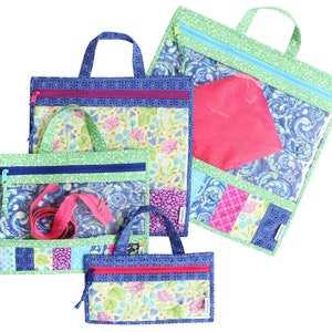 Puede incluir: Cuatro bolsas transparentes con cremallera con detalles de tela de colores. Las bolsas son de diferentes tama&ntilde;os y tienen una variedad de patrones, incluidos dise&ntilde;os florales, paisley y geom&eacute;tricos. Las bolsas son perfectas para organizar y guardar objetos peque&ntilde;os.