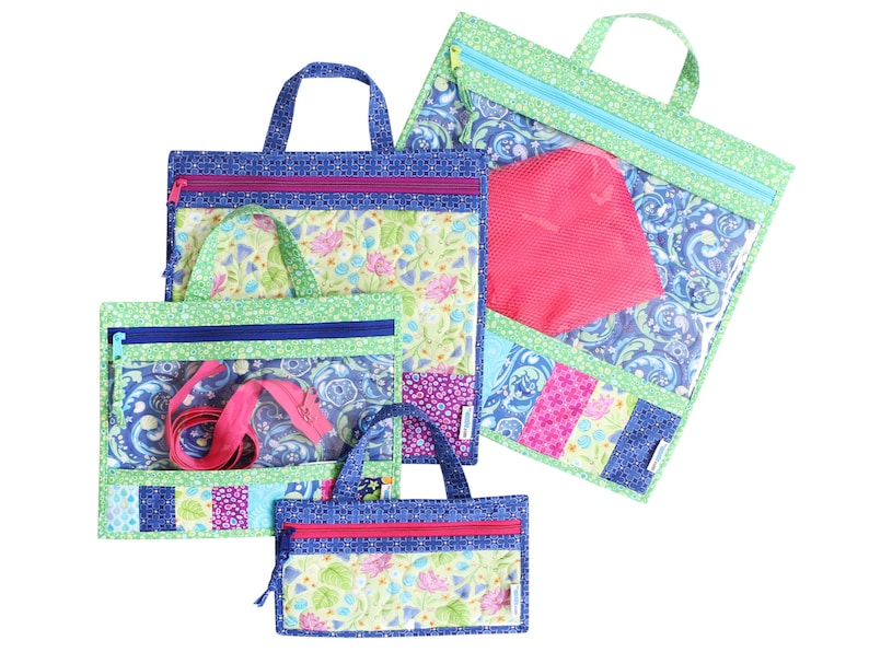 Puede incluir: Cuatro bolsas transparentes con cremallera con detalles de tela de colores. Las bolsas son de diferentes tama&ntilde;os y tienen una variedad de patrones, incluidos dise&ntilde;os florales, paisley y geom&eacute;tricos. Las bolsas son perfectas para organizar y guardar objetos peque&ntilde;os.