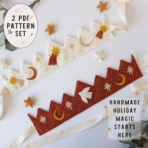 Puede incluir: Dos patrones de coronas de fieltro en crema y óxido, decorados con lunas y estrellas. La imagen incluye el texto "2 PDF/PATTERN SET" y "HANDMADE HOLIDAY MAGIC STARTS HERE". También hay cintas y adornos en forma de estrella.