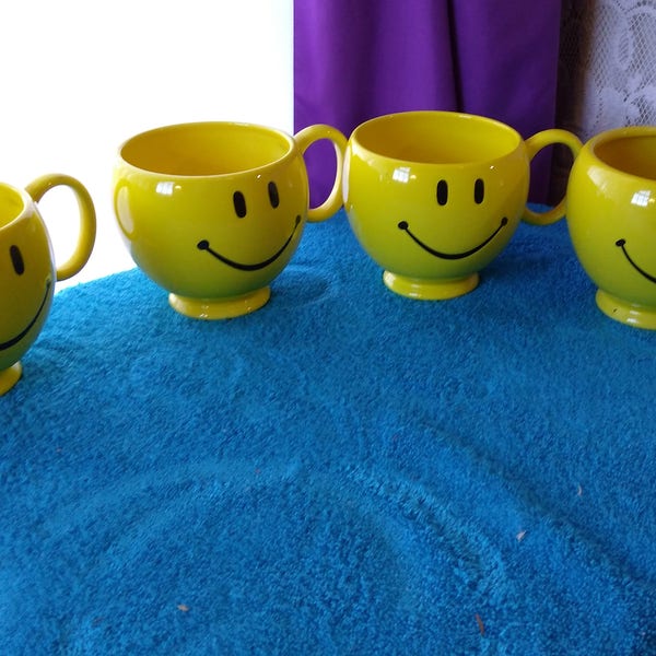 Set Of 4 Telafora Yellow Ceramic Smiley Mugs 4 x 4 Inches