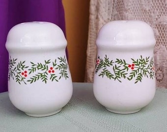 Martha Stewart Winter Jubilee Salt And Pepper Shaker Set Holly Berry Stoneware Vintage Christmas Bowl Everyday Dinnerware