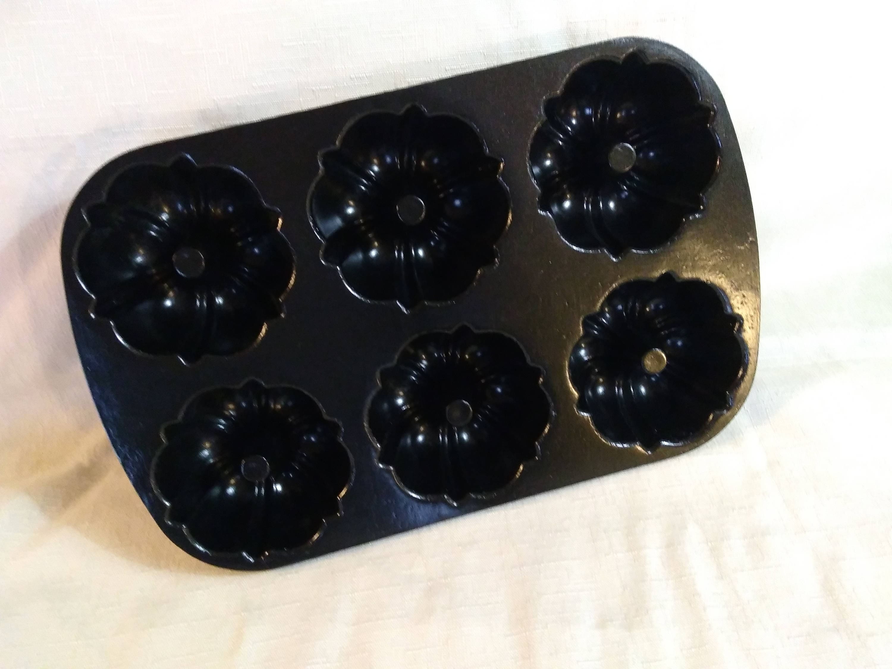 Set of Nordic Ware Mini Bundtlette and Reg Bundt Cake Molds Heavy Cast