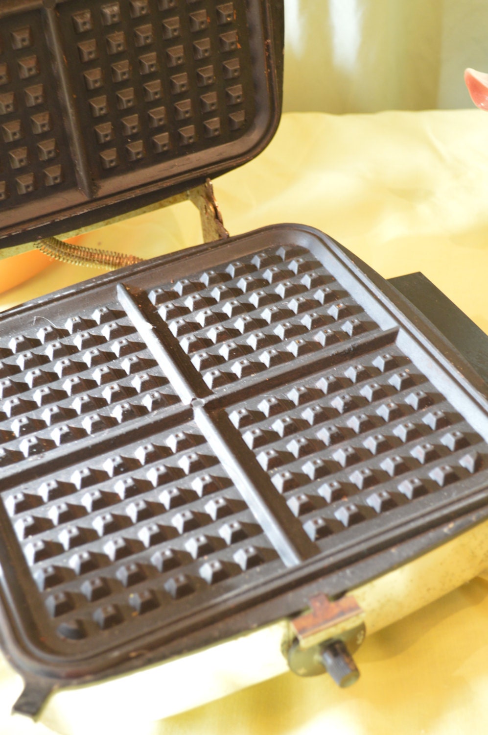 Manning Bowman Waffle Maker Grill Model 375007 Small Kitchen Appliance